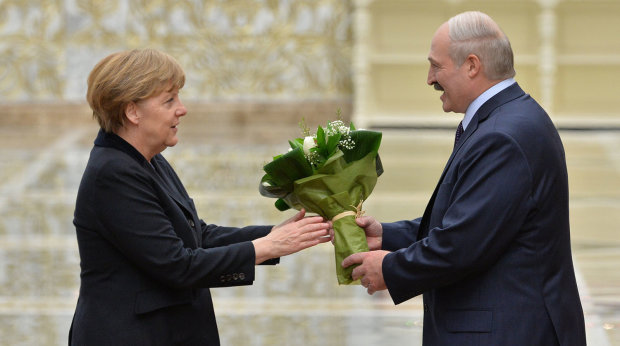 Меркель и Лукашенко. Фото: скриншот видеозаписи