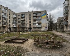 занедбаний дитячий майданчик іржа карусель пісочниця
