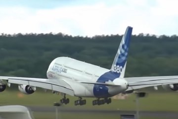 Сеть насмешили стюардессы, станцевавшие с пассажиром в пустом самолете. Фото: скриншот YouTube