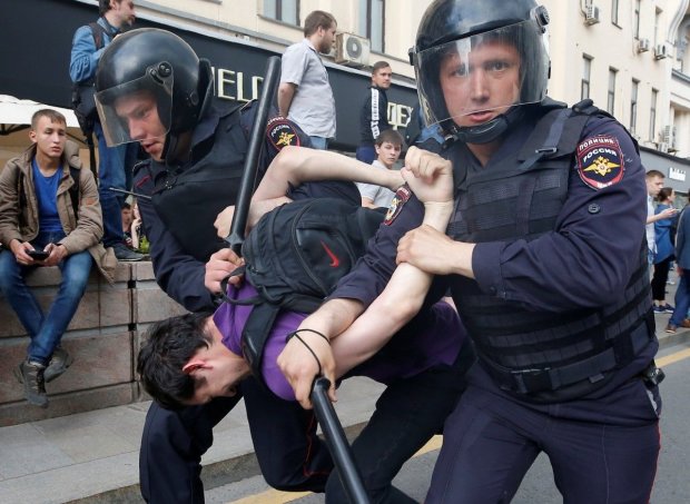 Первые задержания в Москве: люди вышли на бунт, их массово запихивают в автозаки