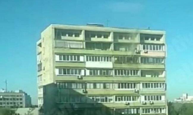 Дым валит из последних этажей: в Киеве опять горит дом, подробности ЧП