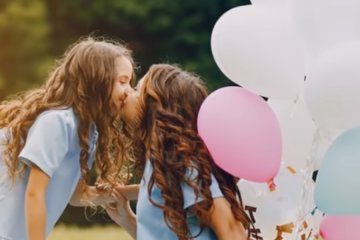 Украинские знаменитости трогательно поздравили своих мам с праздником. Фото: скриншот YouTube