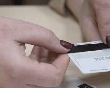 Банковская карточка. Фото: YouTube скрин