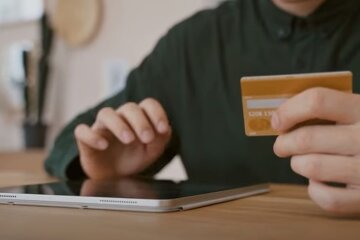 Банківська картка. Фото: скріншот YouTube-відео