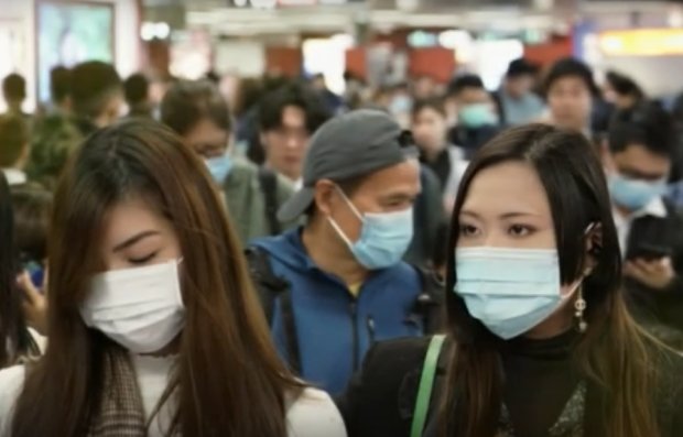 Люди массово скупают медицинские маски, скриншот YouTube
