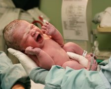 Ученые объяснили, почему дети рождаются некрасивыми
