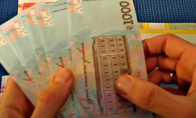 Нова грошова допомога для українців - хто, де та як може отримати 10 800 грн. Фото: скріншот YouTube