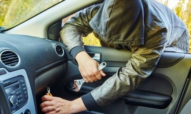 В Киеве жестко наказали автовора: в сеть попало видео расправы