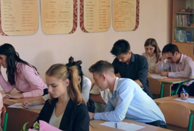 Подростки: кадр из сериала "Школа"
