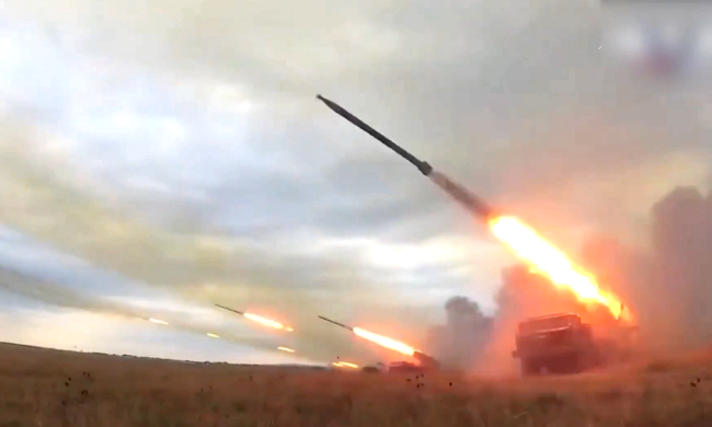российские войска начали обстреливать пригород Сум из ствольной артиллерии. Фото: YouTube
