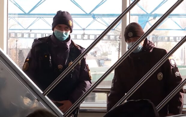 Украинцев массово штрафуют за нарушение карантинного режима. Фото: скриншот YouTube-видео
