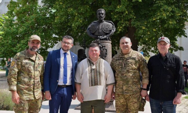 Возвращение через 317 лет анафем: в Киево-Печерской лавре освятили бюст гетмана Ивана Мазепы