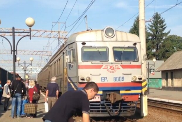 Поїзд Укрзалізниці на кордоні. Фото: скріншот YouTube