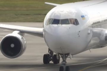 Украинский самолет. Фото: скриншот YouTube