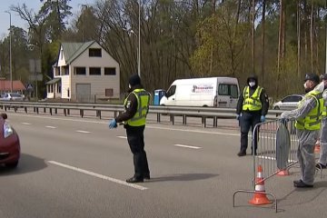 На блокпостах при въезде в Киев перестали измерять температуру. Фото: скриншот YouTube
