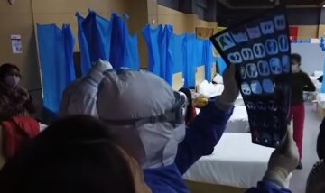 В Ухане уменьшается количество заразившихся коронавирусом. Фото: скриншот YouTube