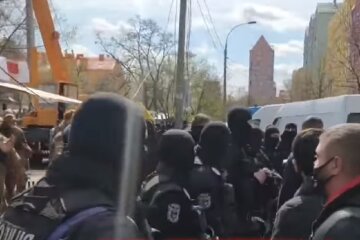 Демонтаж МАФов в Киеве. Фото: YouTube, скрин