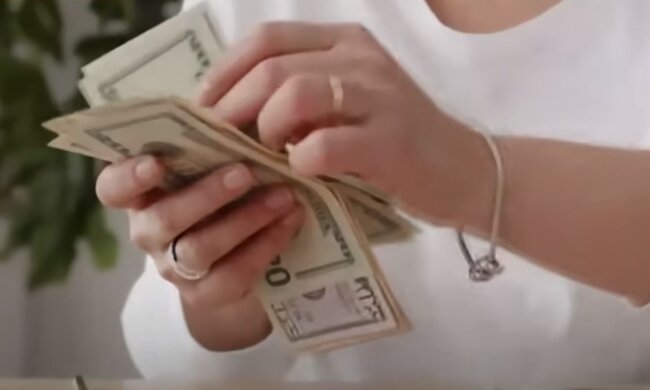 Долари. Фото: скріншот YouTube-відео