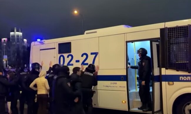 Задержание протестующих россиян. Фото: скриншот YouTube-видео