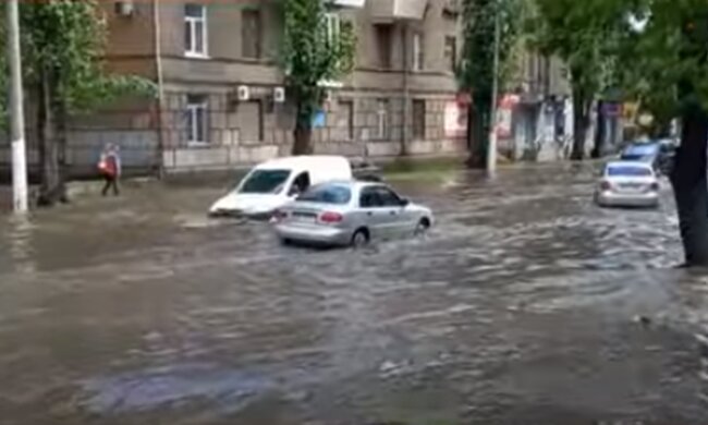 Злива. Фото: скріншот YouTube-відео