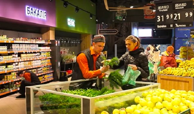 В столичных супермаркетах обнаружили некачественные продукты. Фото:YouTube