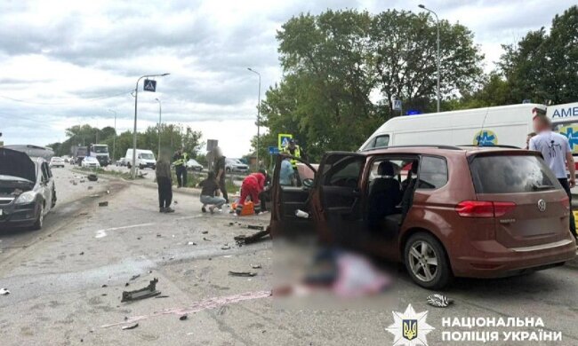 Повреждённые автомобили после столкновения с грузовиком возле кафе в селе Правдовка на Хмельнитчине