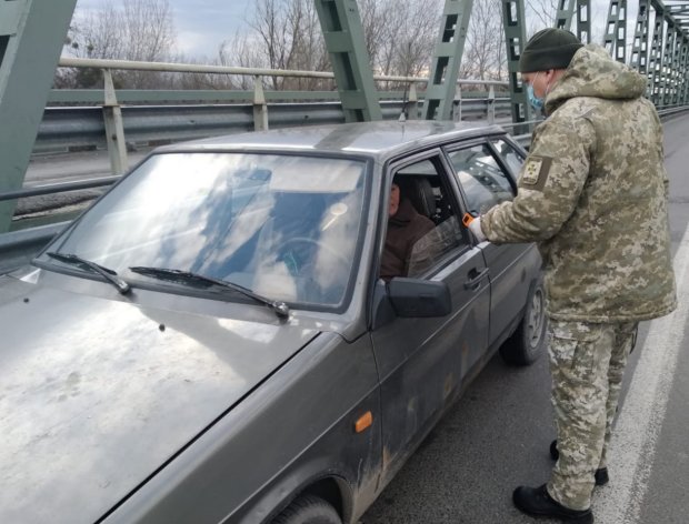 Пограничники задержали троих украинцев. Фото: скриншот YouTube