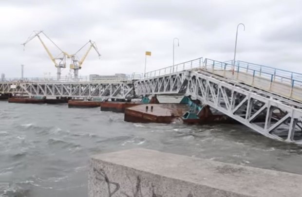 В Николаеве из-за мощнейшего ветра обрушилось часть моста. Фото: скрин youtube