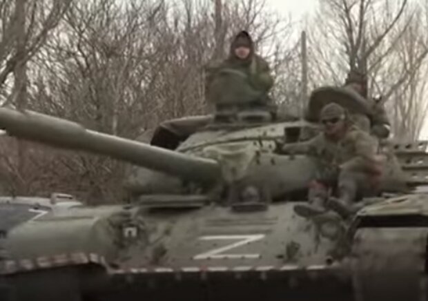 Оккупанты на военной технике рф. Фото: скриншот YouTube-видео