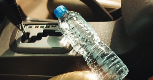 Перегрітий салон автомобіля з речами на сидінні