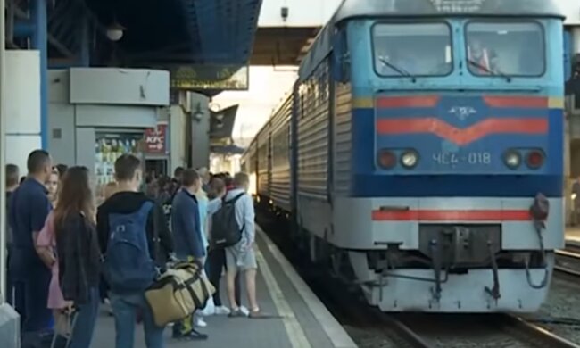 "Укрзализныця" запускает дополнительные поезда. Фото: youtube