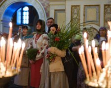 Трійця: церковна свічка у храмі під час богослужіння ПЦУ