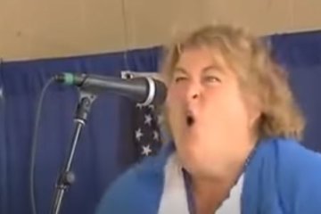 Женщина. Фото: скриншот YouTube.