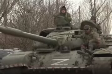 Оккупанты на военной технике рф. Фото: скриншот YouTube-видео