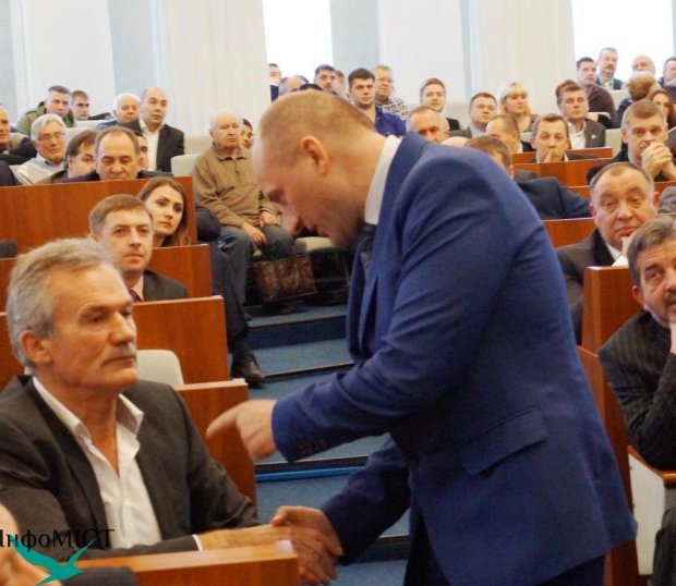 Мэр Черкасс запретил рекламу Порошенко в городе