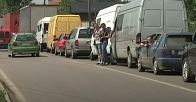 Границу сковали километровые очереди: люди не могут проехать сутками, приходится жить в машинах