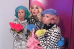 Оля Полякова с дочками. Фото: скриншот YouTube-видео