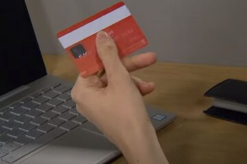 Банківська картка. Фото: скріншот YouTube-відео