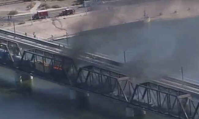 Все в дыму, мост на грани крушения: поезд слетел с рельсов и загорелся