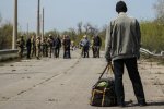 Обновлено: на мосту в Луганской области прошла передача 64-х человек. Их возвращают