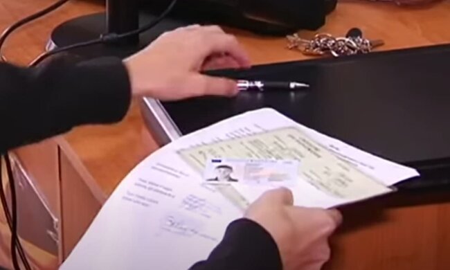 Оформление документов. Фото: скриншот Youtube-видео