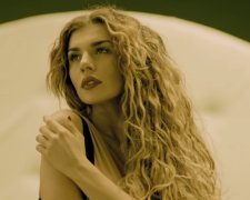 Анна Седокова. Кадр из клипа "Сердце в бинтах"