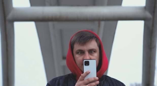 Чоловік з телефоном. Фото: скріншот YouTube-відео