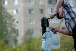 Стоят друг за другом с баклажками и канистрами: в Киеве очередь за водой выстроилась на километры, кадры