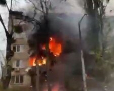 Пожар в Киеве после "прилета" в дом. Фото: скриншот Telegram-видео