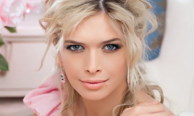 Радостная и мокрая: Вера Брежнева завалилась в фонтан прямо в одежде. Мужчины пускают слюни – какая красота