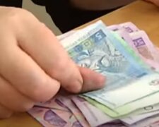 Реальная зарплата украинцев сократилась. Фото: скриншот YouTube-видео