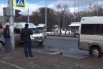 Водитель маршрутки выгнал девочек подростков, фото: скриншот YouTube