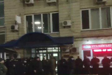 Полиция защищает здание посольства Израиля. Фото: скриншот видео из Telegram