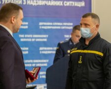 Денис Монастирський нагородив фахівця ДСНС, який врятував дитину під час пожежі